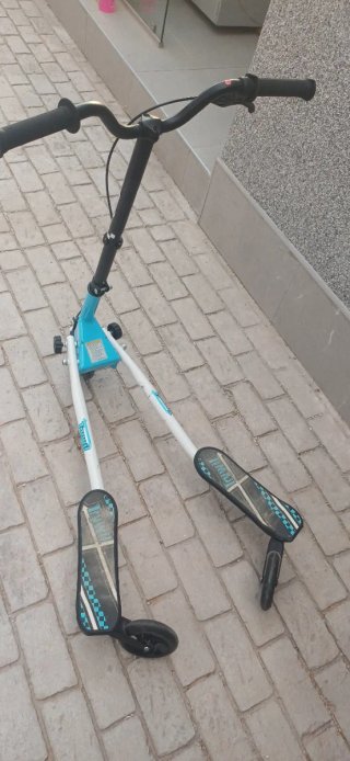 Patinete 3 ruedas azul y blanco triwil