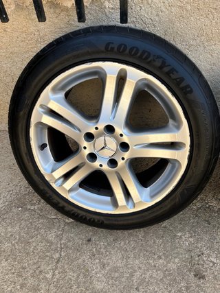 Llantas Mercedes 17 con neumáticos