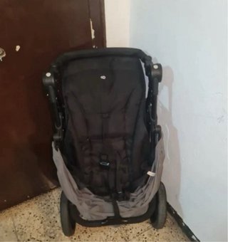Cochecito de bebé gris y negro