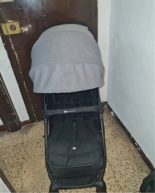 Cochecito de bebé gris y negro