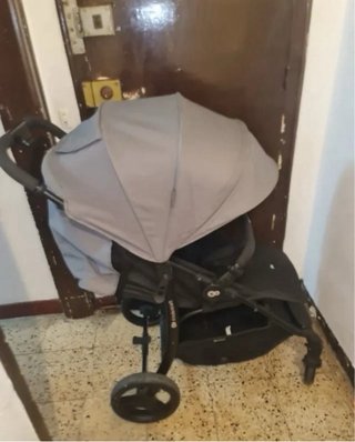 Cochecito de bebé gris y negro