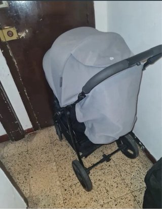 Cochecito de bebé gris y negro