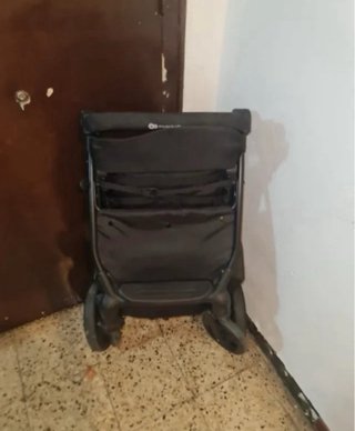 Cochecito de bebé gris y negro