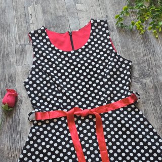 Vestido negro con lunares