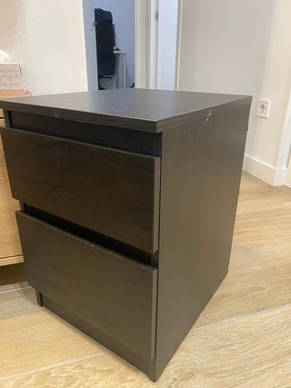 Mesita de noche Ikea madera oscura