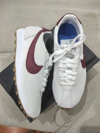 Zapatillas Nike Cortez Mujer crema y Burdeos