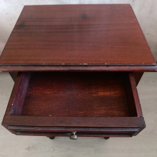 Mesita auxiliar de madera para restaurar