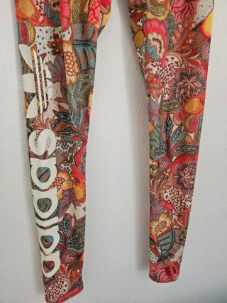 Mallas deportivas Adidas estampado floral