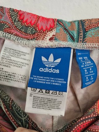 Mallas deportivas Adidas estampado floral