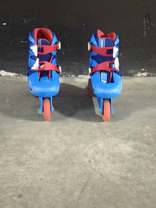 Patines infantiles azules con protecciones