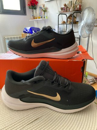 Zapatillas Nike Negras y Doradas 38