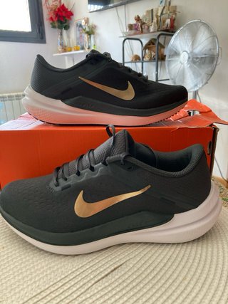 Zapatillas Nike Negras y Doradas 38