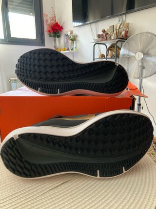 Zapatillas Nike Negras y Doradas 38