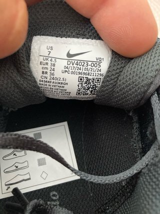 Zapatillas Nike Negras y Doradas 38