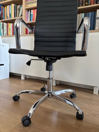 Silla de escritorio negra y plateada Angel cerdà