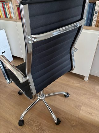 Silla de escritorio negra y plateada Angel cerdà