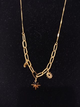 Cadena con dije de sol y estrella