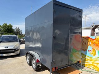 Remolque de carga gris