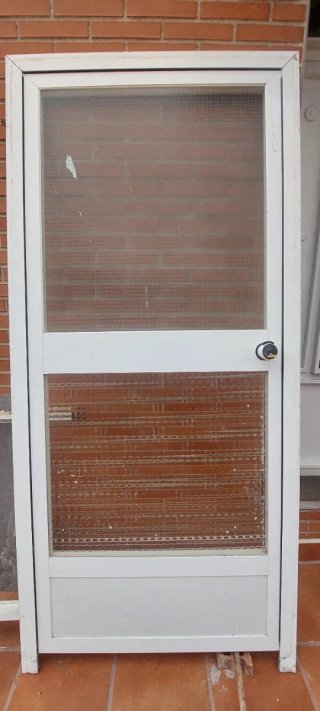 Puerta aluminio exterior con cerradura