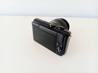 Canon EOS M100 con objetivo del kit
