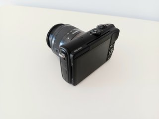 Canon EOS M100 con objetivo del kit