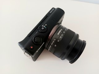 Canon EOS M100 con objetivo del kit