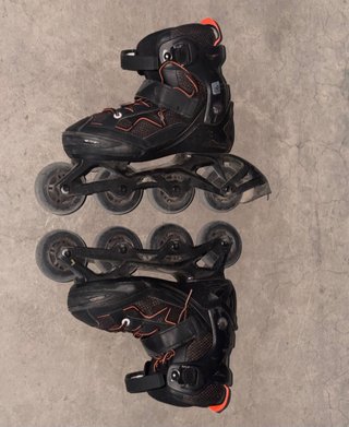 Patines en línea negros y naranjas