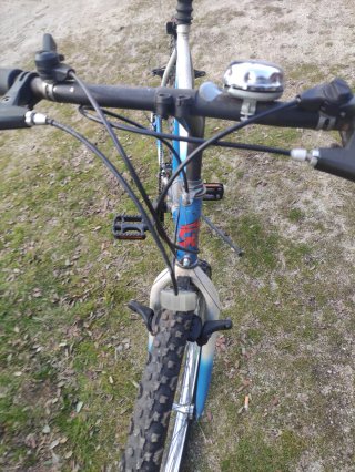 Bicicleta azul y blanca