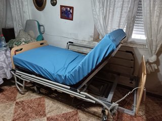 Cama geriátrica con colchón y barandillas