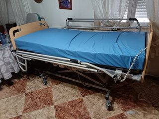 Cama geriátrica con colchón y barandillas
