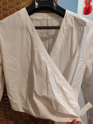 Camisa blanca cruzada con lazada