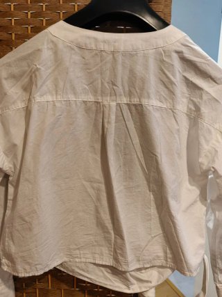 Camisa blanca cruzada con lazada