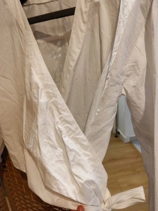 Camisa blanca cruzada con lazada