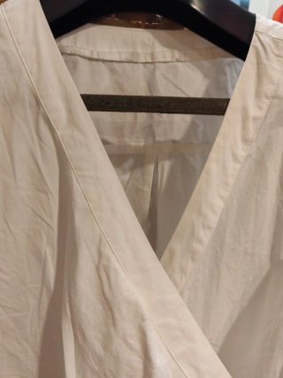 Camisa blanca cruzada con lazada