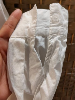 Camisa blanca cruzada con lazada