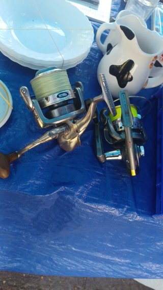 Pareja cañas surf casting y carretes de pesca.