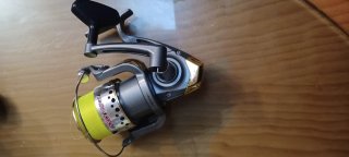 Pareja cañas surf casting y carretes de pesca.