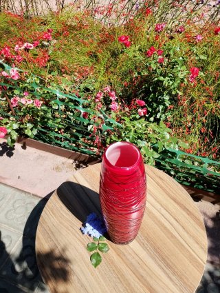 Jarrón alto de cristal rojo