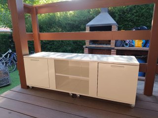 Mueble TV IKEA Byas blanco con ruedas