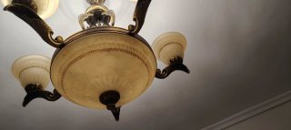 Lámpara de salón beige y dorada