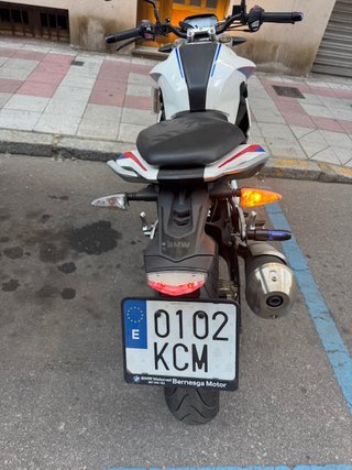 BMW G 310 Naked Blanca y Azul