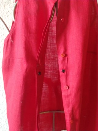 Top sin mangas lino rojo T-S con atadura trasera.