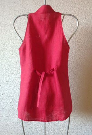 Top sin mangas lino rojo T-S con atadura trasera.