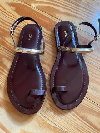 Sandalias Zara granate con detalle dorado.
