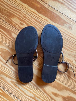 Sandalias Zara granate con detalle dorado.