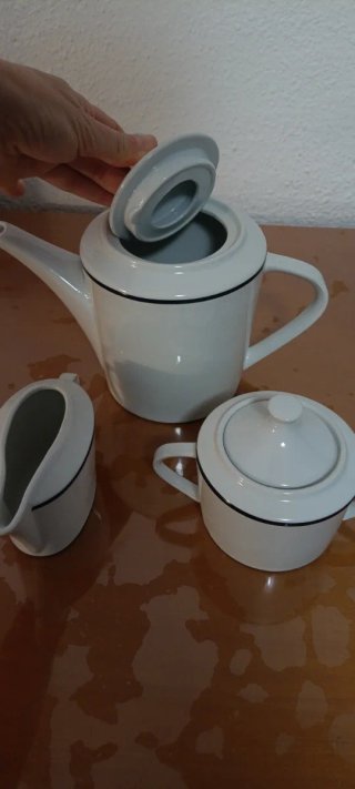 Juego café porcelana: cafetera, azucarero, jarrita