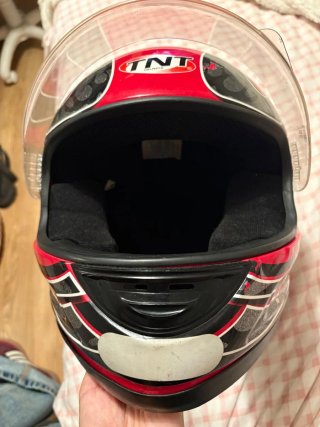 Casco de moto TNT rojo y negro