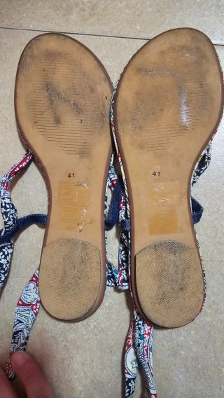 Sandalias planas atadas multicolor