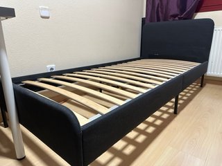 Cama individual con cabecero tapizado
