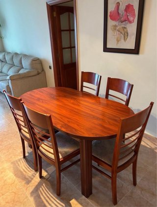 Mesa de comedor ovalada de madera